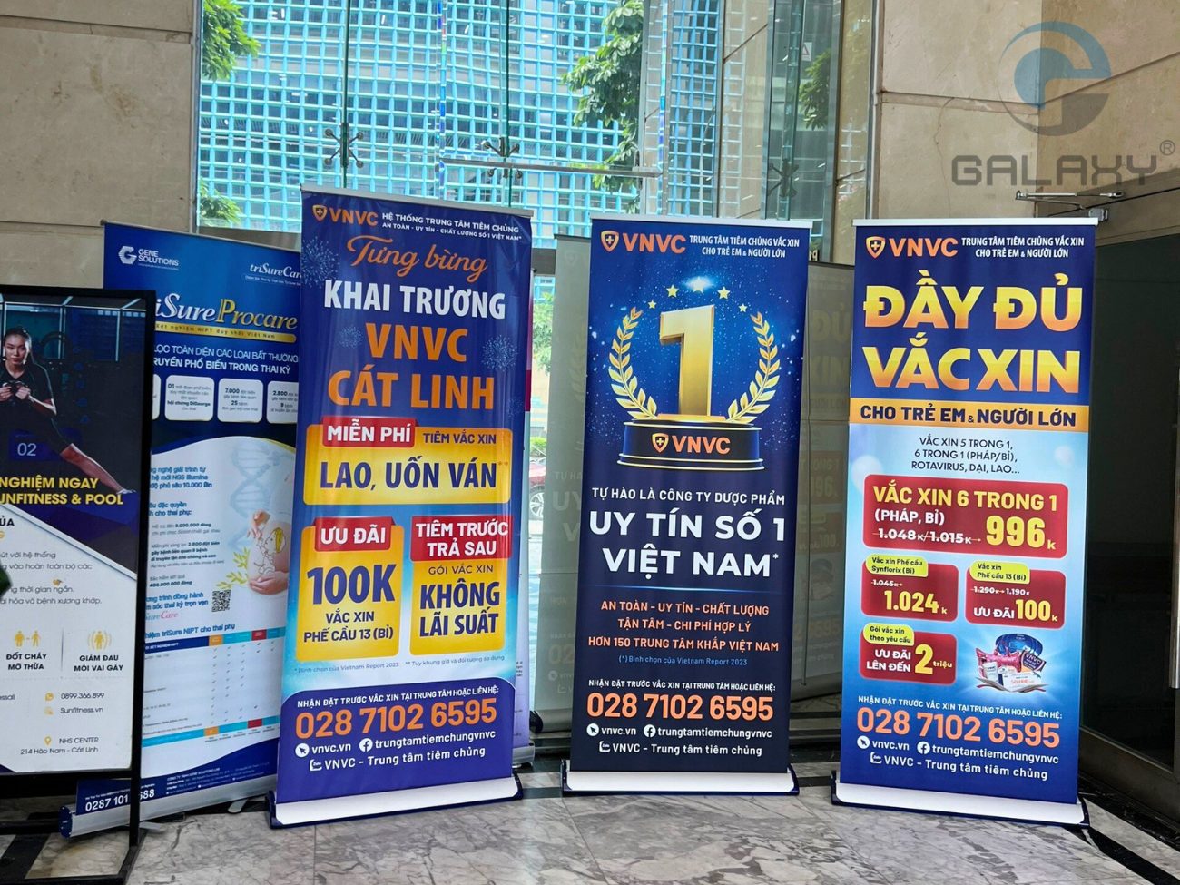 So sánh standee cuốn nhựa hào hoa và cuốn nhôm hào hoa