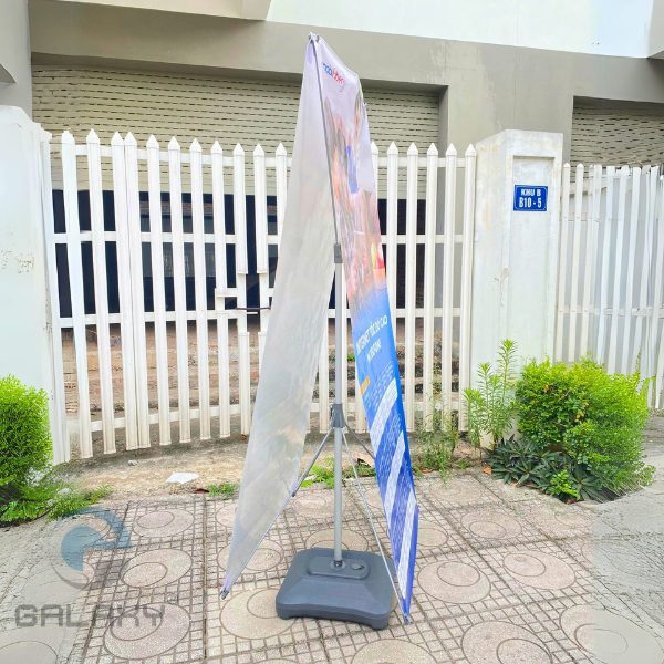 Standee X đế nước cản gió 2 mặt