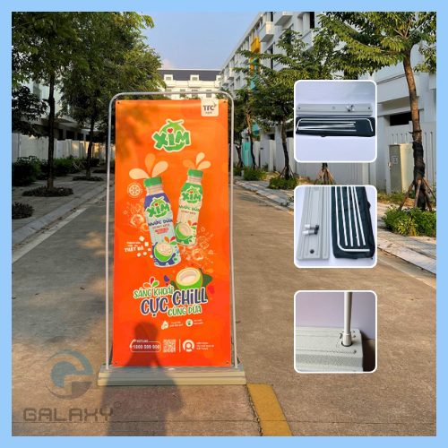 Standee kiểu cửa đế nhựa