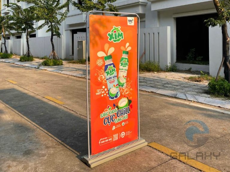 Standee kiểu cửa đế nhựa: Giải pháp marketing đột phá