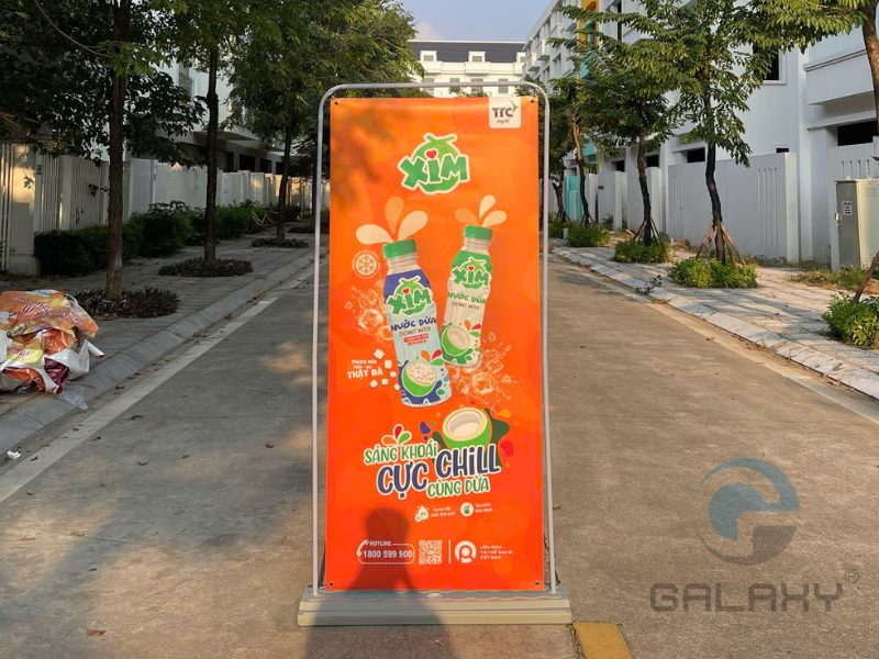 Standee kiểu cửa đế nhựa: Giải pháp marketing đột phá