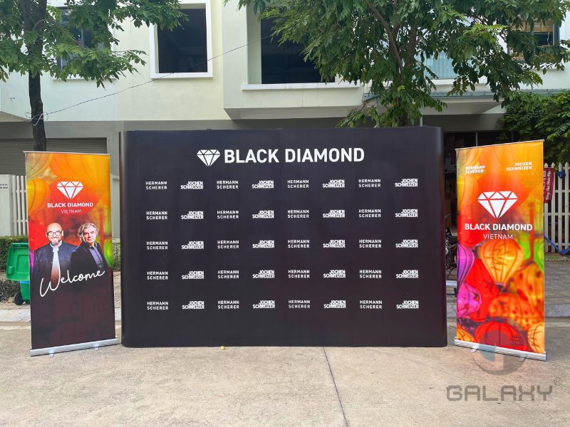 Top 5 lợi ích kết hợp backdrop và standee cuốn cho sự kiện