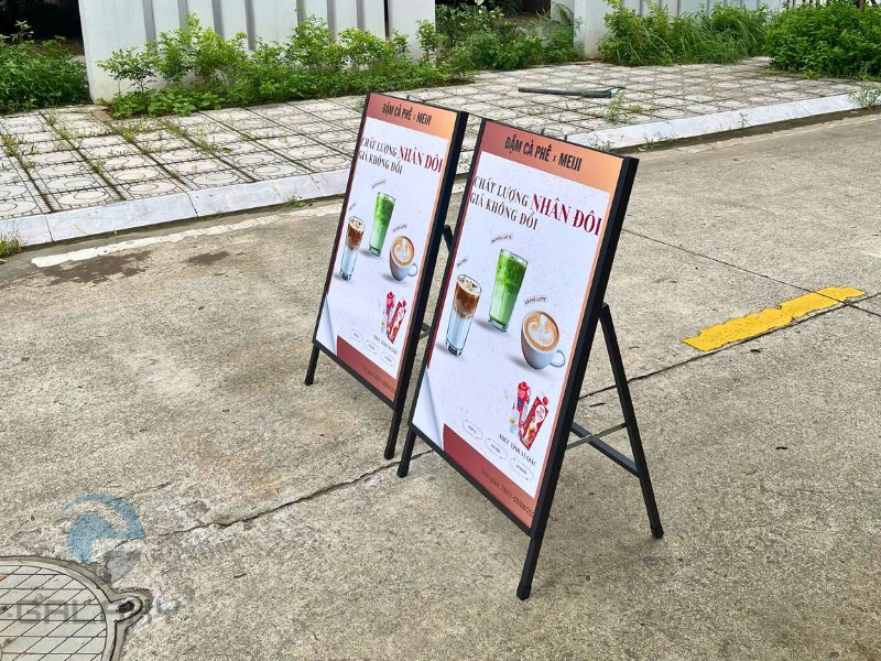 Standee 1 mặt giá rẻ – Quảng cáo tiết kiệm, hiệu quả cao