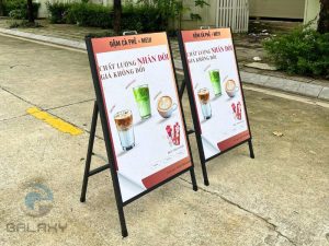 Standee 1 mặt giá rẻ – Quảng cáo tiết kiệm, hiệu quả cao