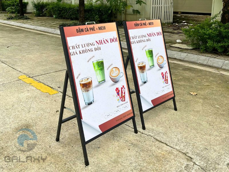 Standee 1 mặt giá rẻ – Quảng cáo tiết kiệm, hiệu quả cao