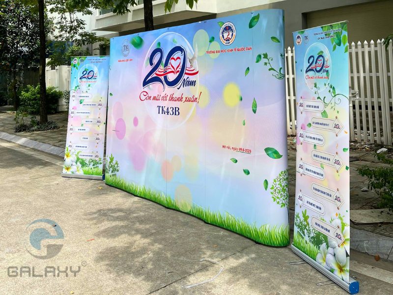 Standee cuốn và backdrop – Bộ đôi quảng cáo hiệu quả 2025