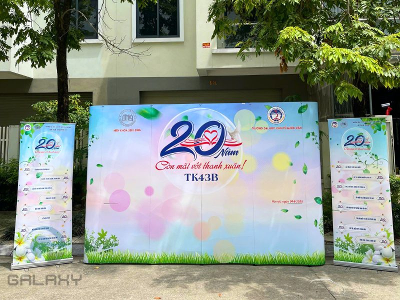 Standee cuốn và backdrop – Bộ đôi quảng cáo hiệu quả 2025