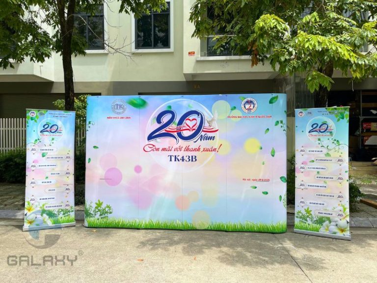 Standee cuốn và backdrop – Bộ đôi quảng cáo hiệu quả 2025