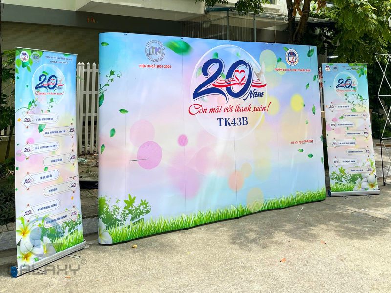 Standee cuốn và backdrop – Bộ đôi quảng cáo hiệu quả 2025