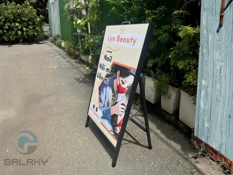 Standee chữ A 1 mặt – Giải pháp quảng cáo tiện lợi 2025