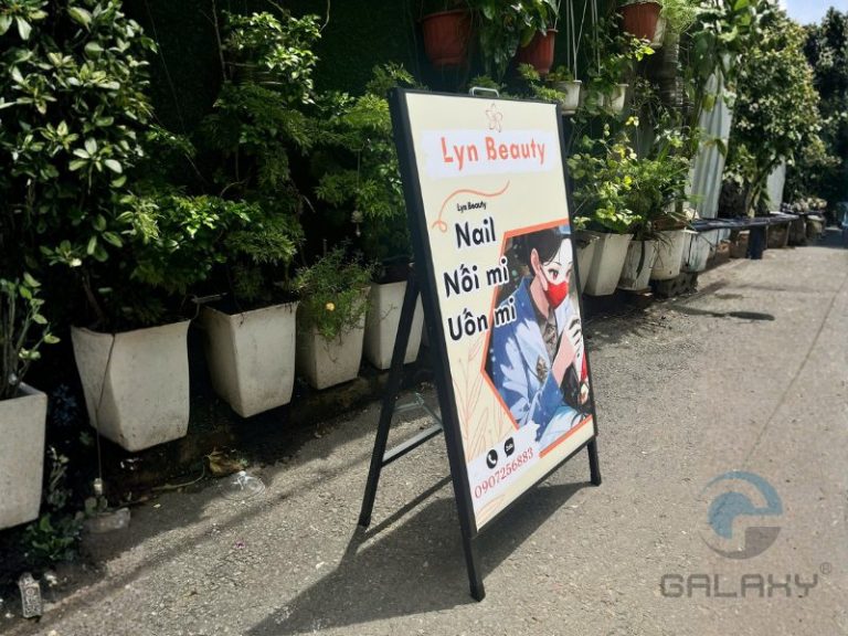 Standee chữ A 1 mặt – Giải pháp quảng cáo tiện lợi 2025