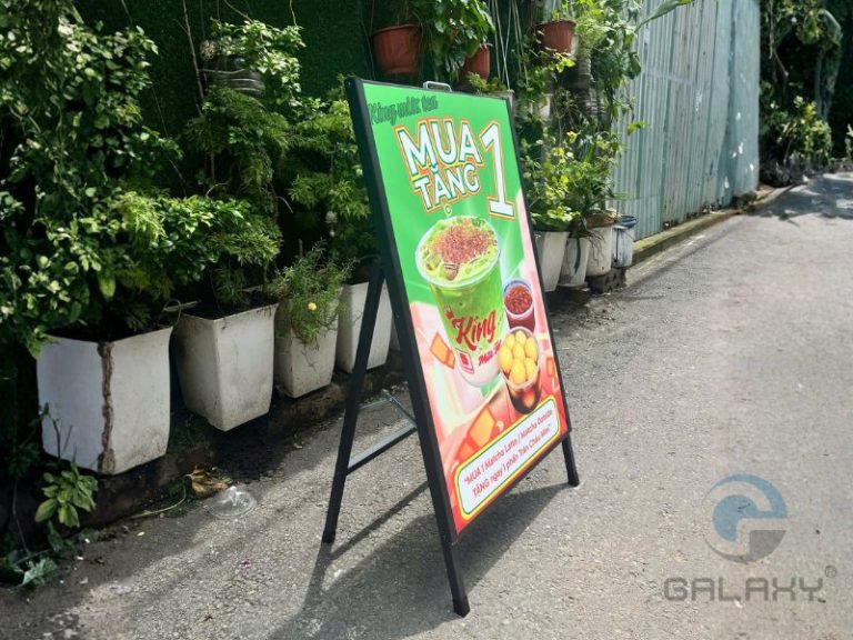 Standee chữ A 1 mặt – Trưng bày linh hoạt, di động dễ dàng