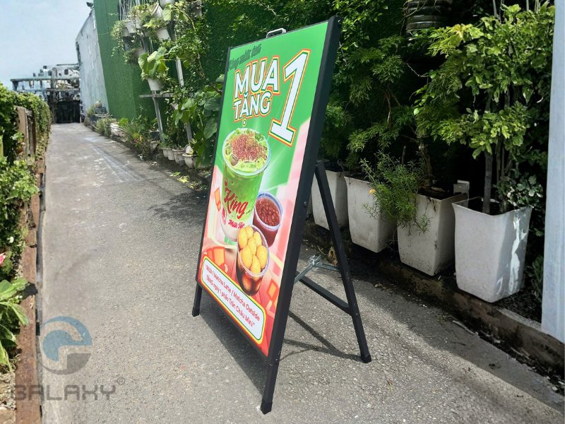 Standee chữ A 1 mặt – Trưng bày linh hoạt, di động dễ dàng