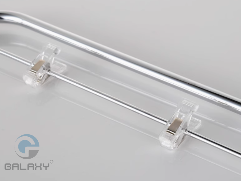 Tại sao nên chọn giá treo poster inox 2m1 cho siêu thị? 