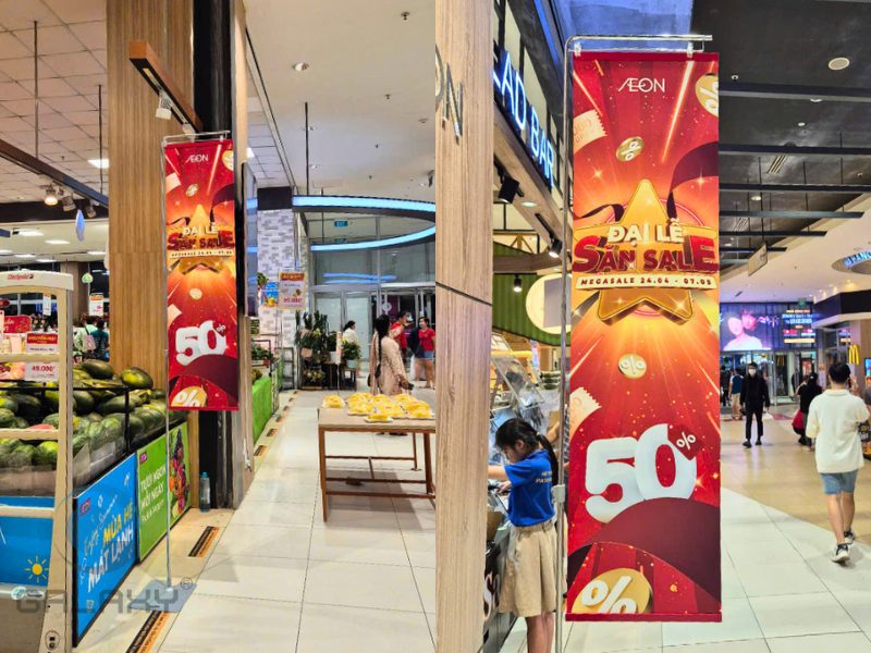 Tại sao nên chọn giá treo poster inox 2m1 cho siêu thị? 