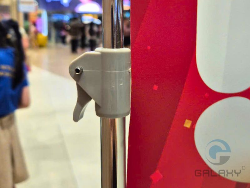 Tại sao nên chọn giá treo poster inox 2m1 cho siêu thị? 