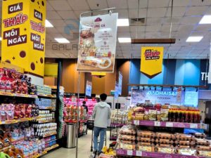 Tại sao nên chọn giá treo poster inox 2m1 cho siêu thị?