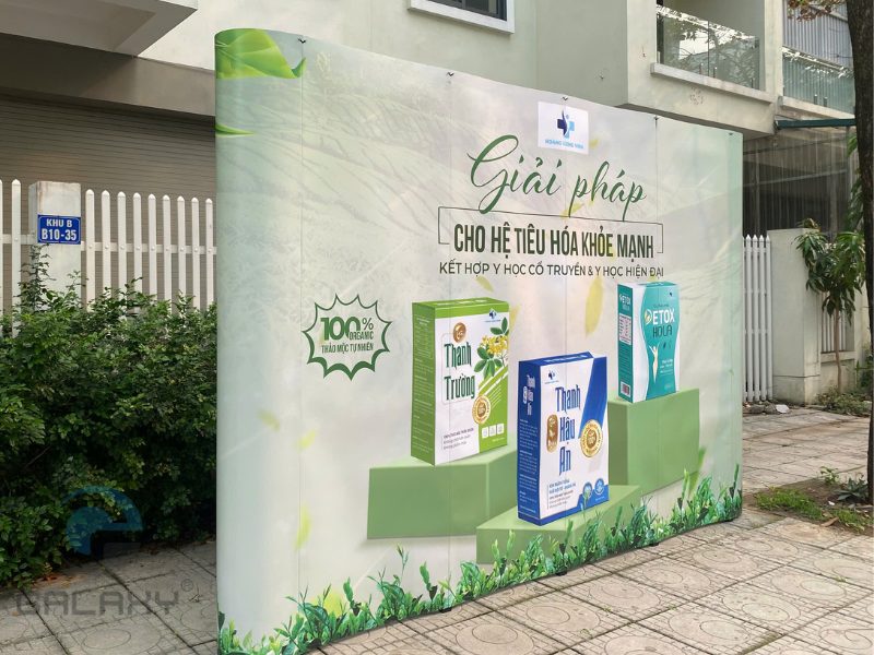 Backdrop và standee cuốn: Bộ đôi sự kiện chuyên nghiệp 2026 1 Backdrop và standee cuốn: Bộ đôi sự kiện chuyên nghiệp 2026