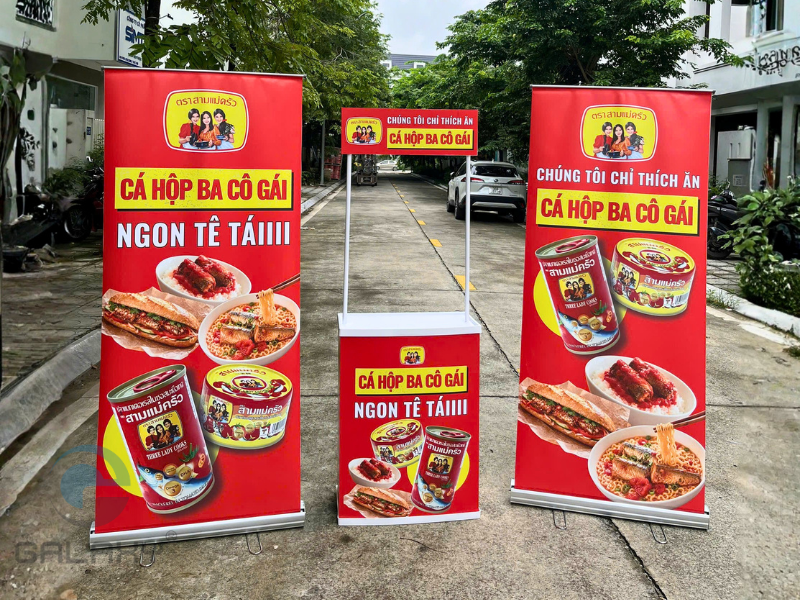 5 cách kết hợp quầy nhựa và standee tại điểm bán