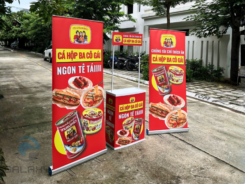 5 cách kết hợp quầy nhựa và standee tại điểm bán
