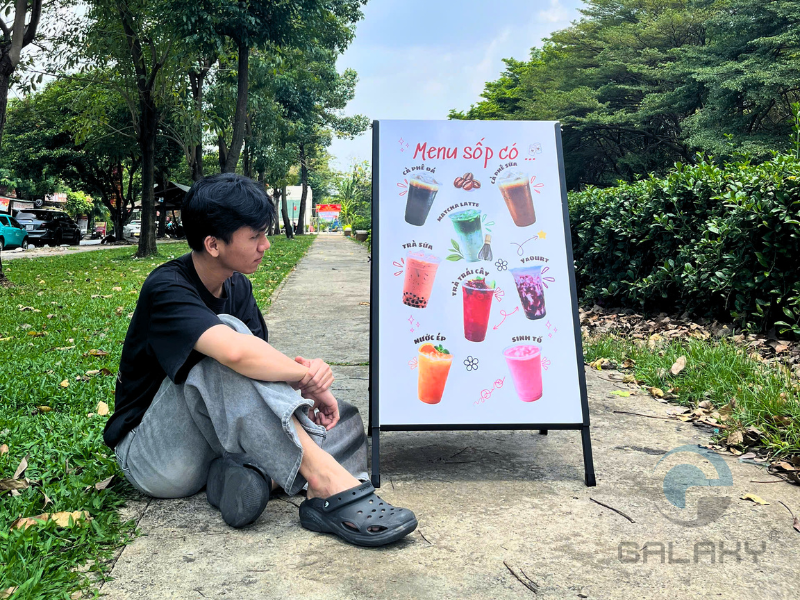 Standee 2 mặt: ưu điểm, kích thước và chi phí cần biết