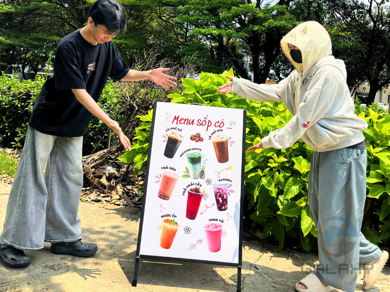 Standee 2 mặt: ưu điểm, kích thước và chi phí cần biết