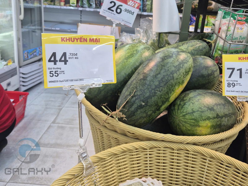 Kẹp wobbler: 5 bí quyết trưng bày bảng giá như WinMart